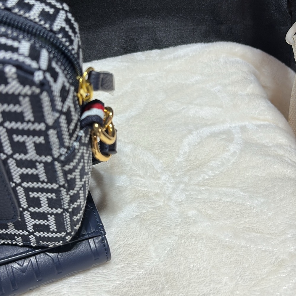 Tommy Hilfiger Embossed Navy Wallet and Monogram Pouch - Picture 8 of 8